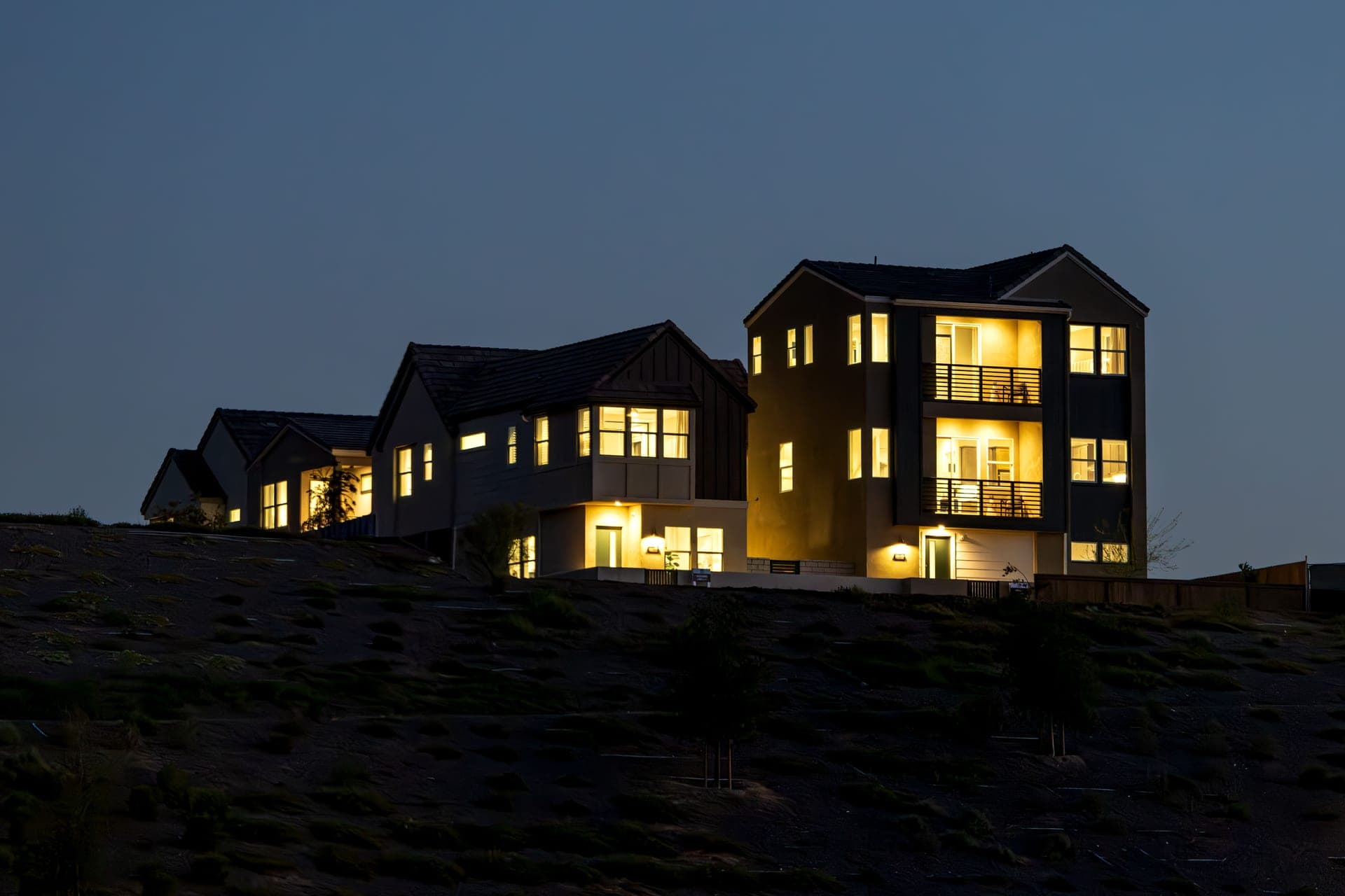 Maisons contemporaines illuminées à la tombée du jour