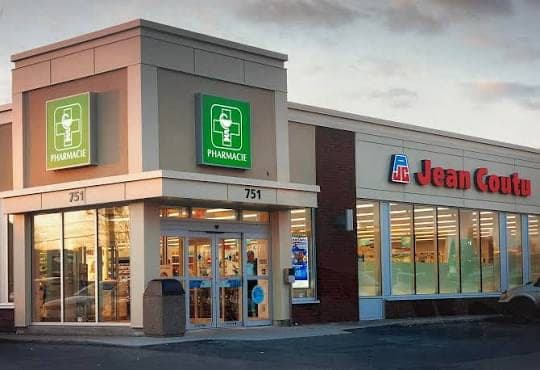 Façade d'une pharmacie Jean Coutu au crépuscule