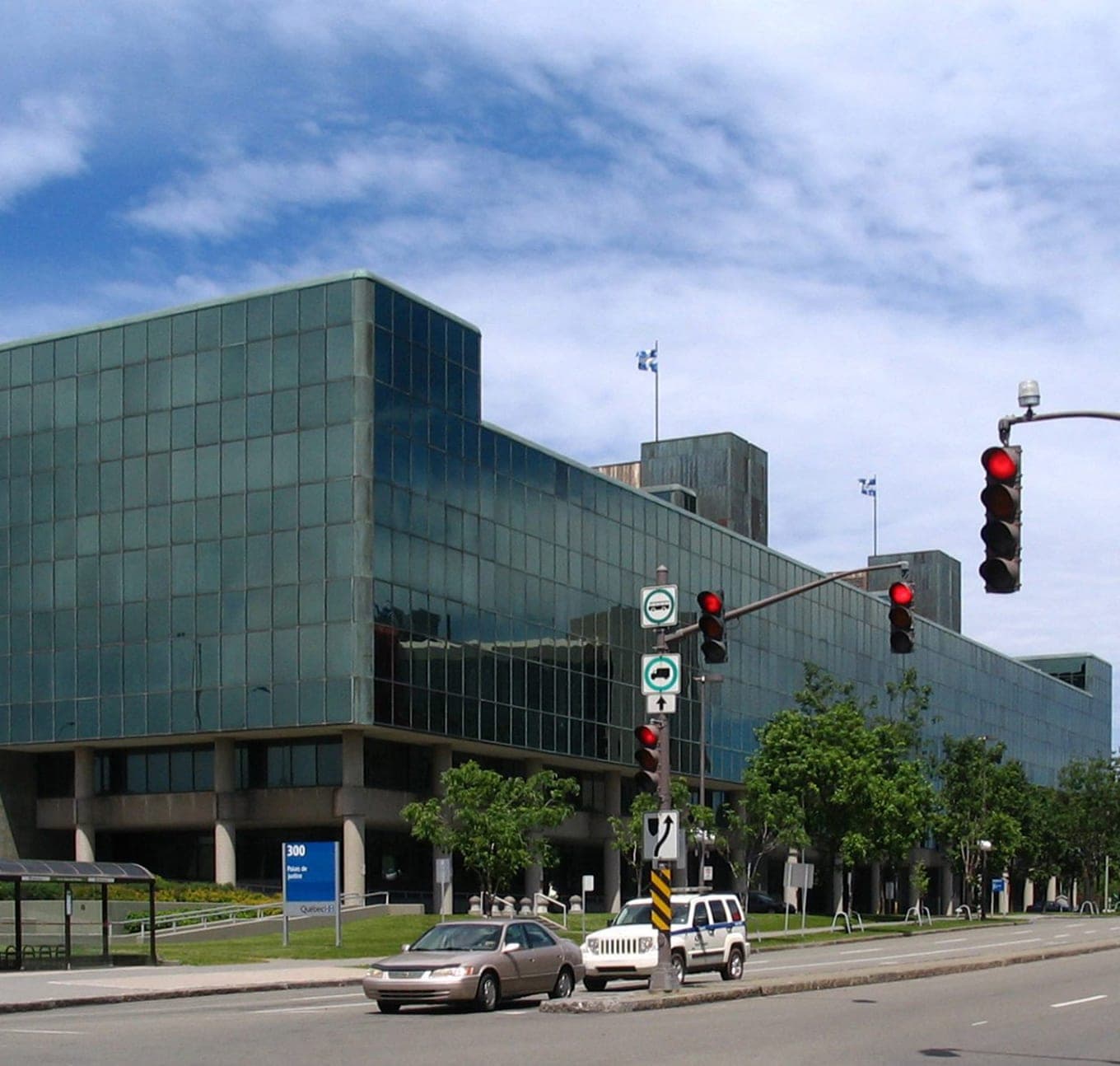 Édifice de bureaux vitré de la SQI