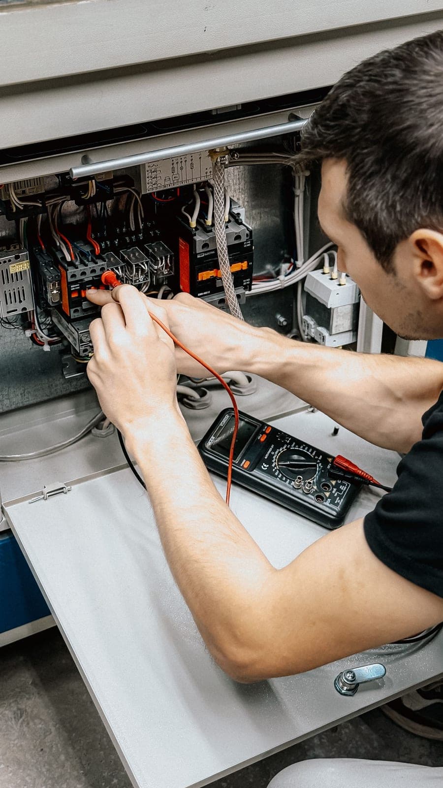 Électricien travaillant dans un panneau de distribution