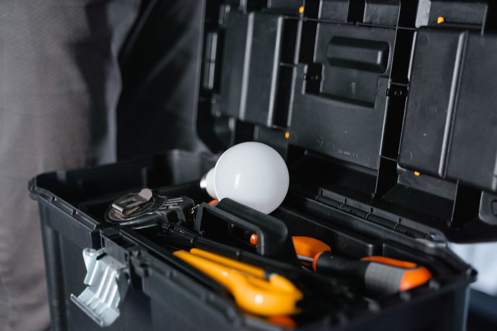 Coffre à outils d'électricien avec une ampoule
