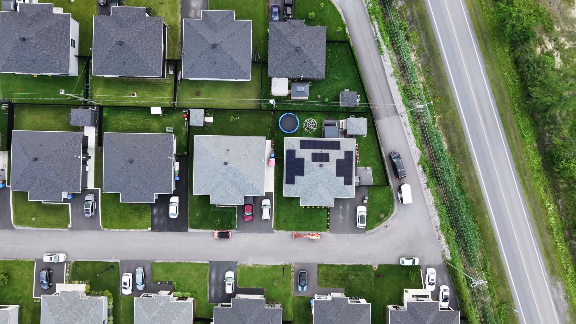 Vue aérienne d'un quartier résidentiel avec une toiture solaire